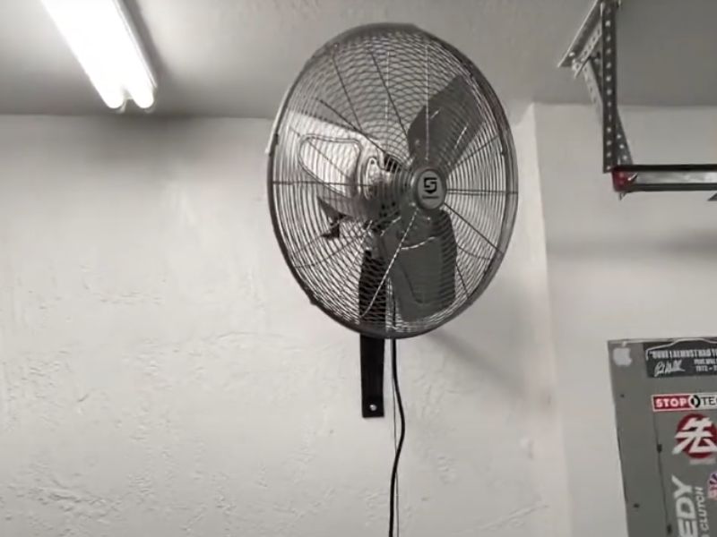 Zidni ventilatori štede prostor, pružaju dobru pokrivenost i diskretni su, idealni za fiksne pozicije.