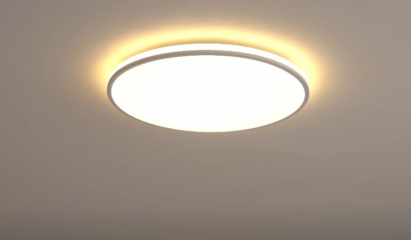 Bela LED plafonjera sa žutim ramom