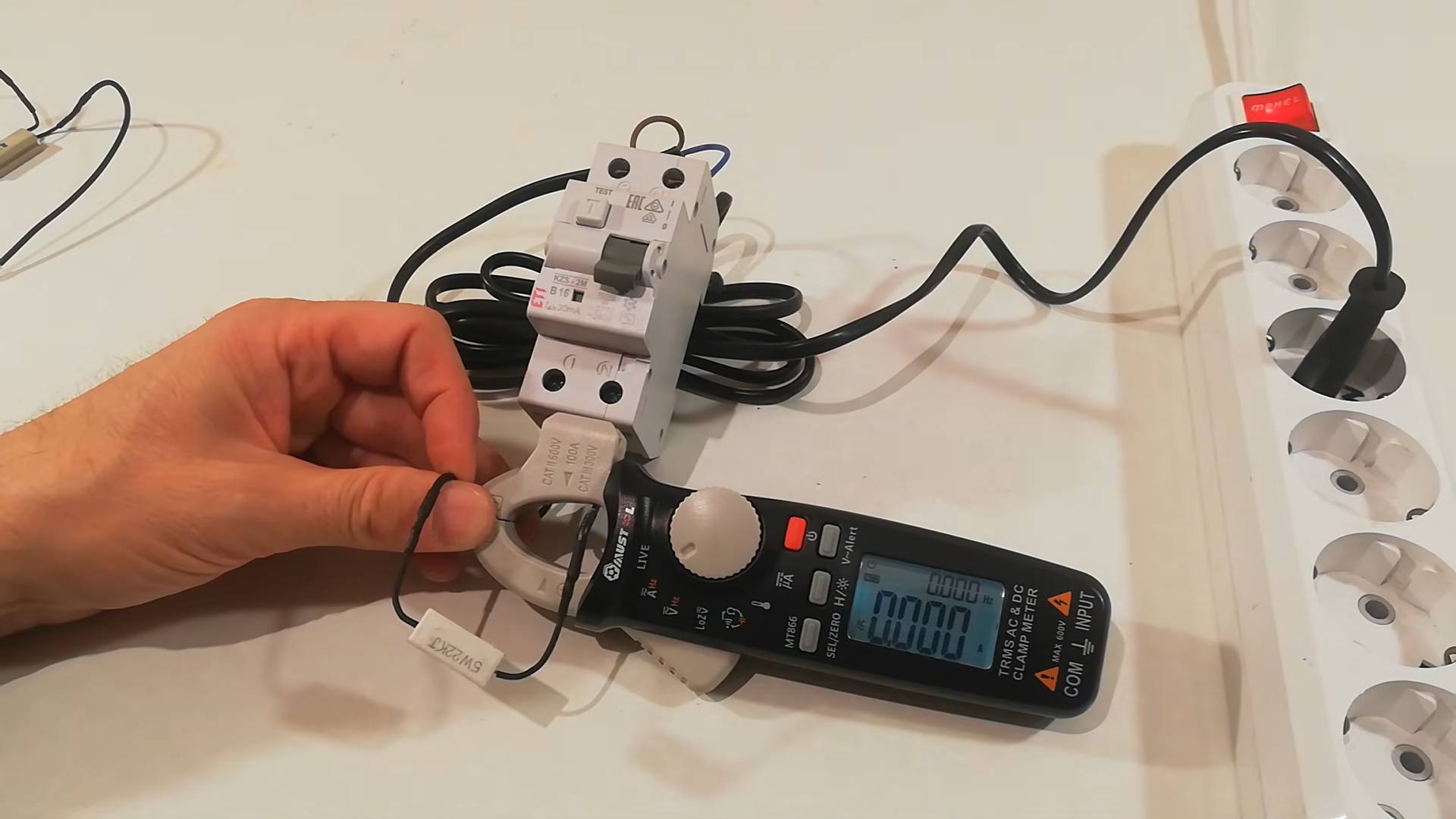Merenje i testiranje FID sklopke električnim kleštima.